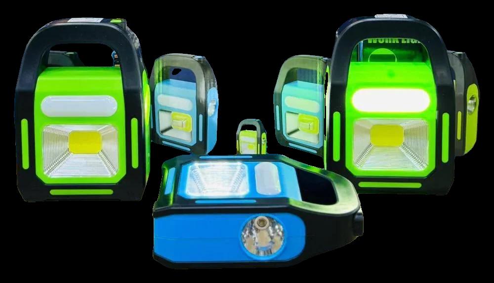 كشاف جركن Hurry Bolt 3 في 1 أخضر وأزرق بطاقة شمسية بجوار علب Work Light
